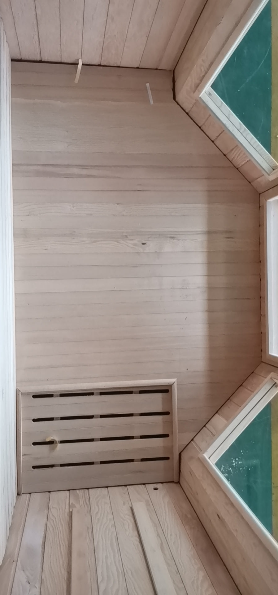 SunRay Tiburon 4-Person Traditional Sauna | 6.0kW Harvia Heater | Canadian Hemlock