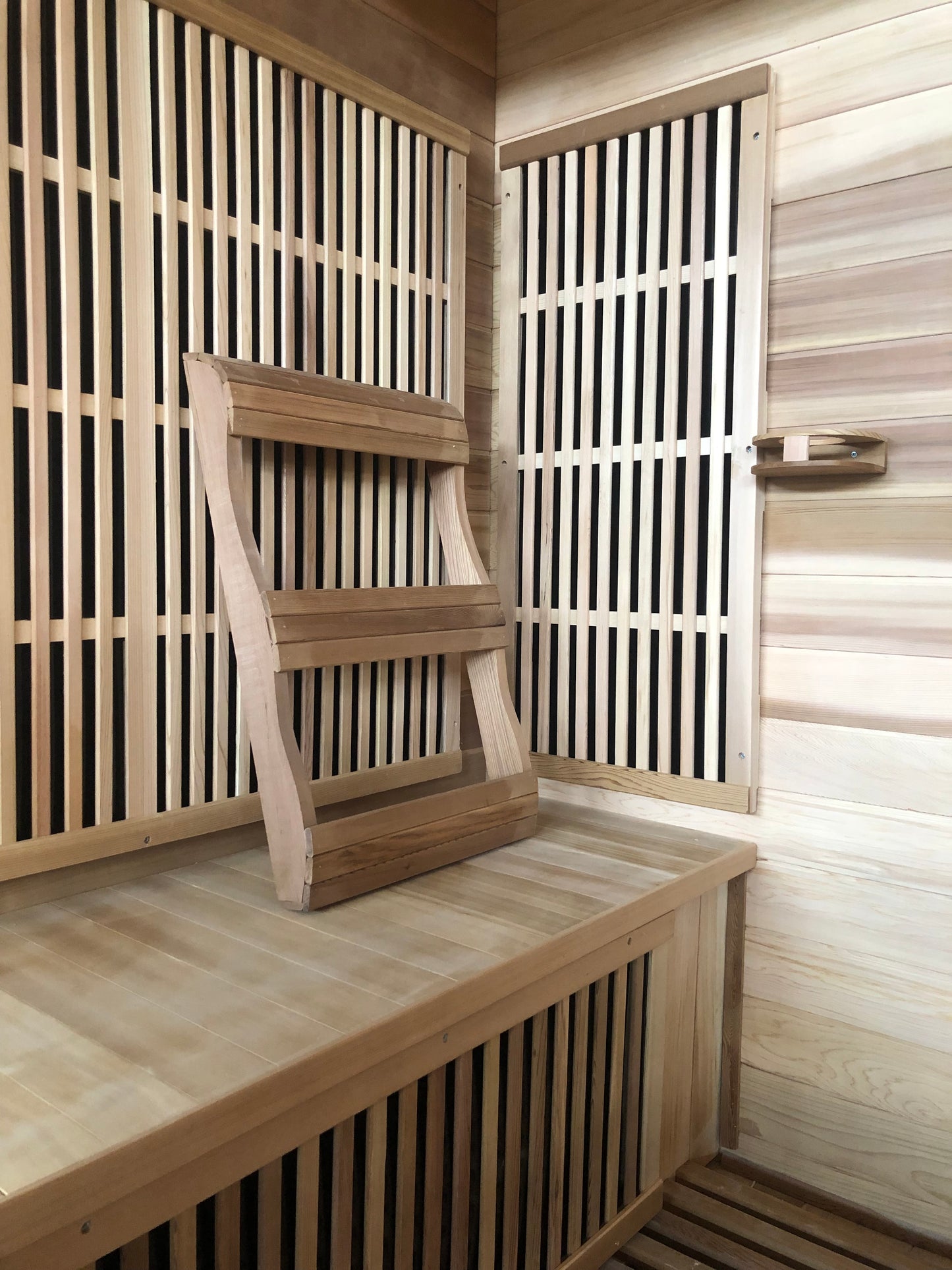 SunRay Roslyn 4-Person Infrared Sauna | 10 Carbon Heaters | Canadian Red Cedar